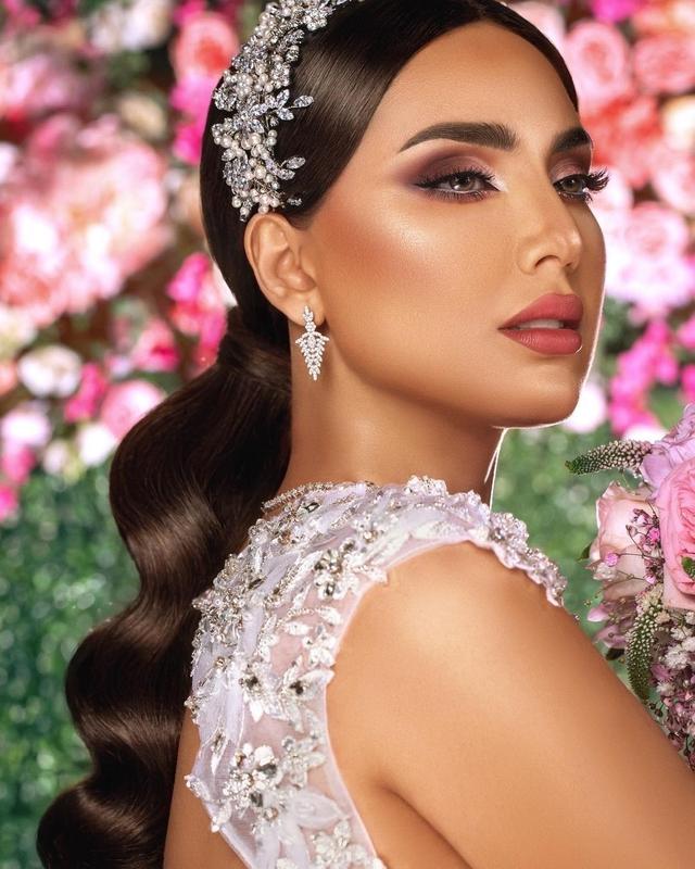 مكياج عرايس او ملكة بتفاصيل دقيقة تبرز جمالك الطبيعي وتضفي اشراقة استثنائية ليومك المميز. |